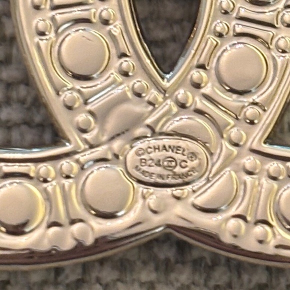 Brand New Chanel CC Logo Gold Pearl Crystal Brooch from 2020 SS Collection - Picture 3 of 5